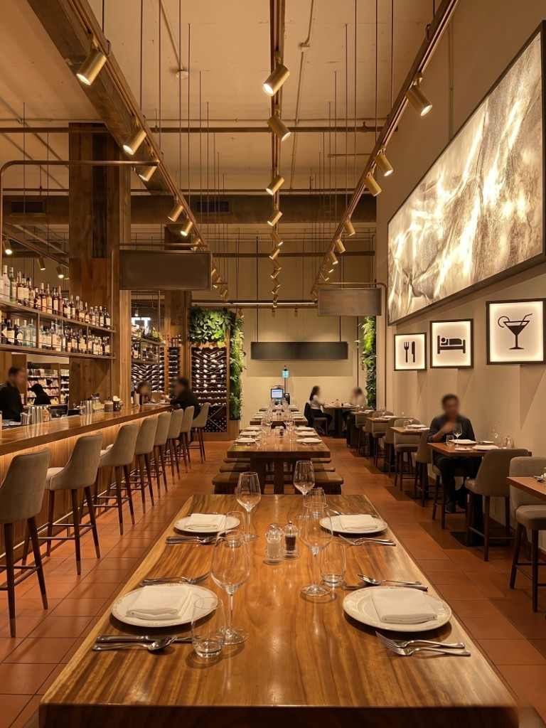 Restaurant elegant în Moldova — masă lungă, veselă aranjată, lumină caldă — canal HoReCa