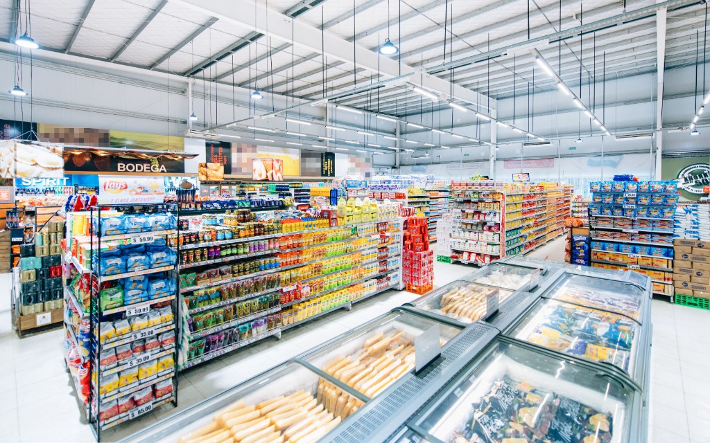 Interior de supermarket modern — culoare luminoasă, vitrine frigorifice și rafturi încărcate